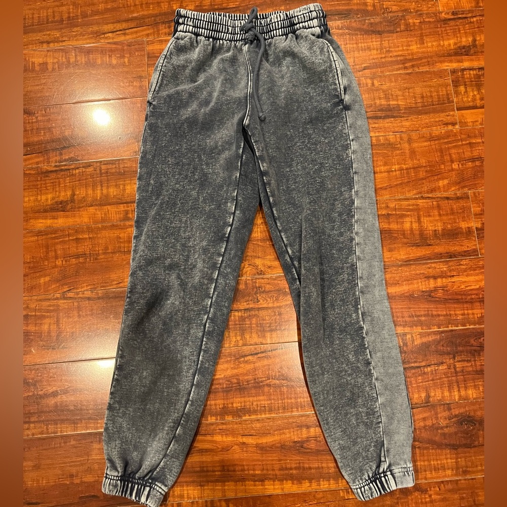 Aritzia TNA Joggers